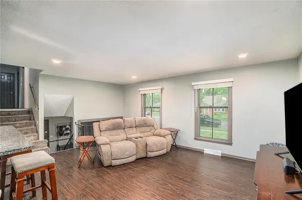 2104 NE 69th TER, Gladstone, MO 64118