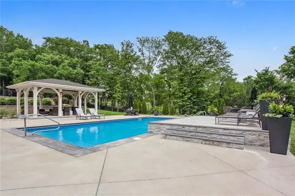 7015 NW Scenic DR, Parkville, MO 64152