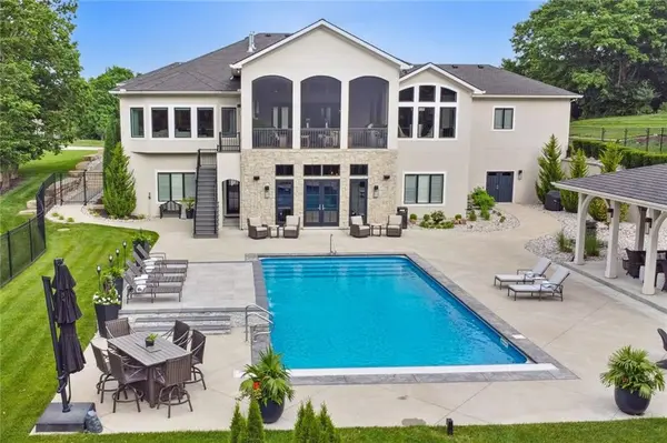 7015 NW Scenic DR, Parkville, MO 64152