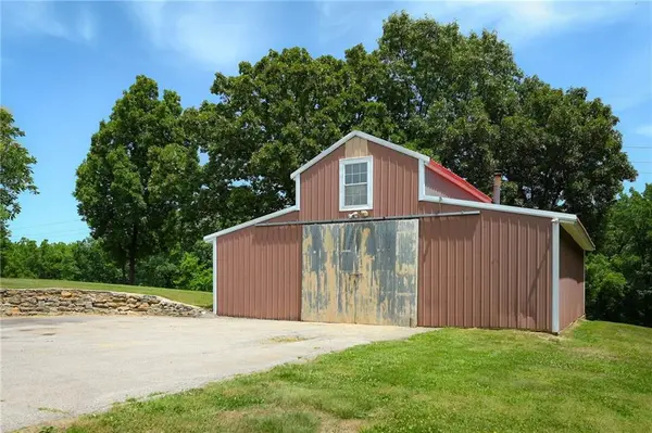 325 S 100 ST, Edwardsville, KS 66111
