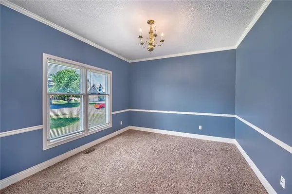 1221 E Meadow LN, Olathe, KS 66062