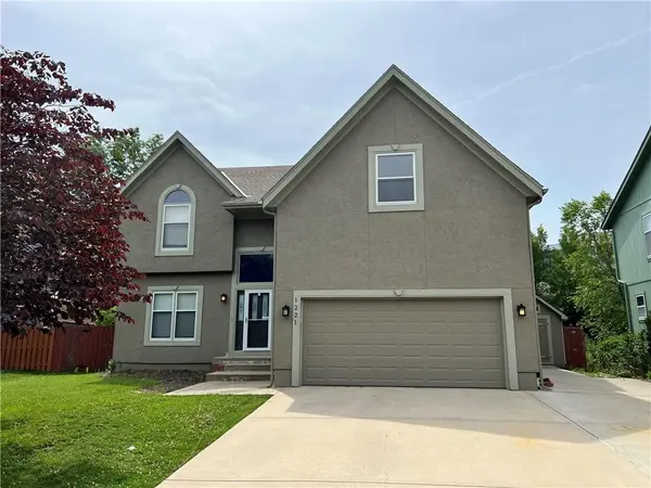 1221 E Meadow LN, Olathe, KS 66062