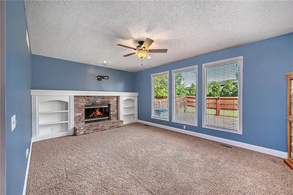 1221 E Meadow LN, Olathe, KS 66062