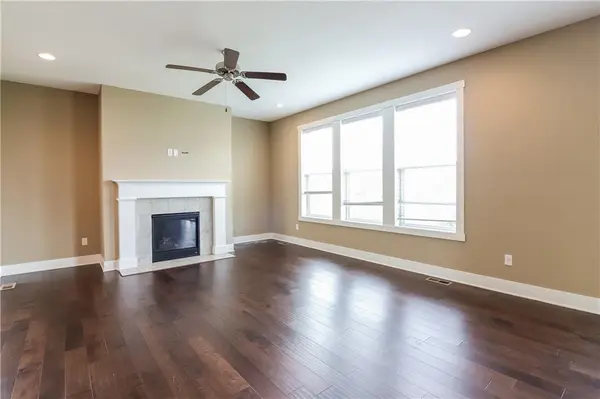1424 SW Cornwall ST, Raymore, MO 64083