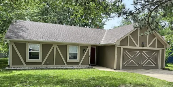 14216 S Summertree LN, Olathe, KS 66062