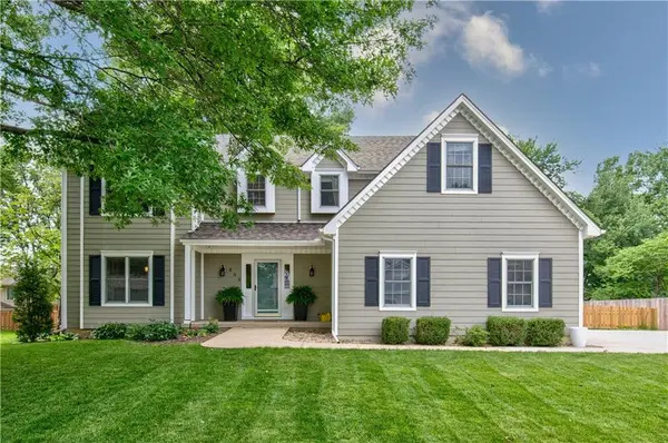 808 NW Bent Tree DR, Lee's Summit, MO 64081