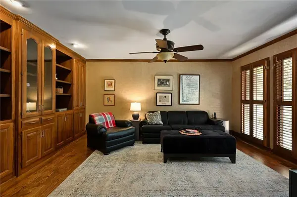 10002 Mackey CIR, Overland Park, KS 66212