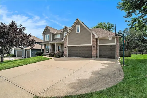 2725 SW Monarch DR, Lee's Summit, MO 64082