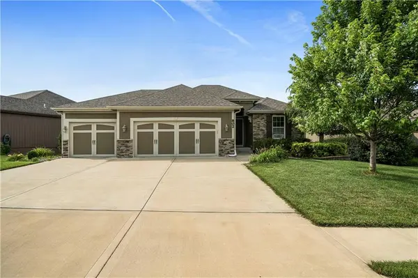 802 E 13th TER, Kearney, MO 64060