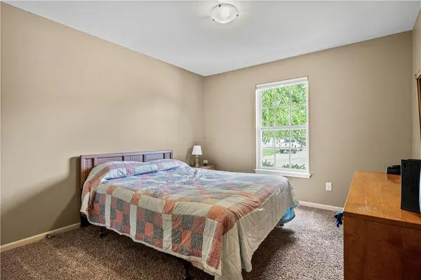 802 E 13th TER, Kearney, MO 64060
