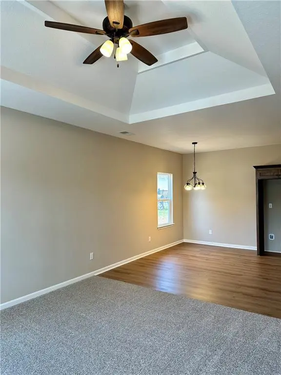 922 NE White Oaks LN, Oak Grove, MO 64075