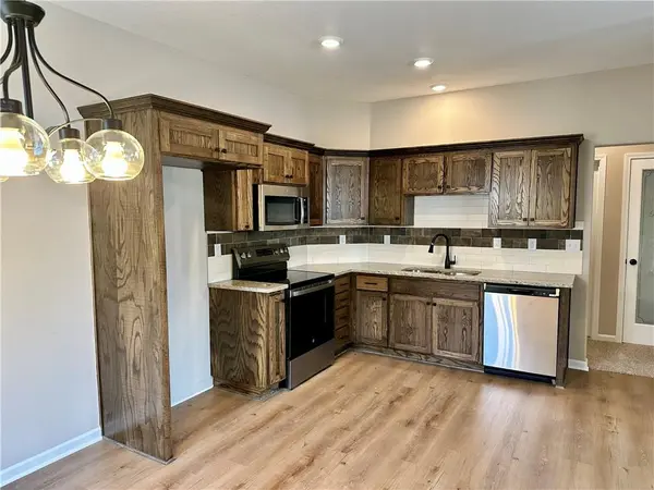 922 NE White Oaks LN, Oak Grove, MO 64075