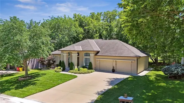 2122 SW Park AVE, Blue Springs, MO 64015