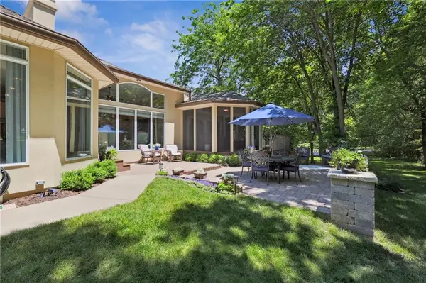 2122 SW Park AVE, Blue Springs, MO 64015
