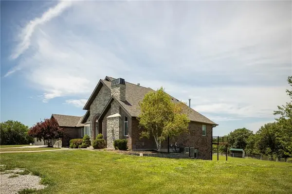 11861 Barb RD, Corder, MO 64021