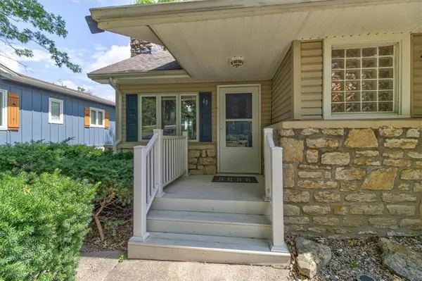 63 Anchor DR, Lake Tapawingo, MO 64015