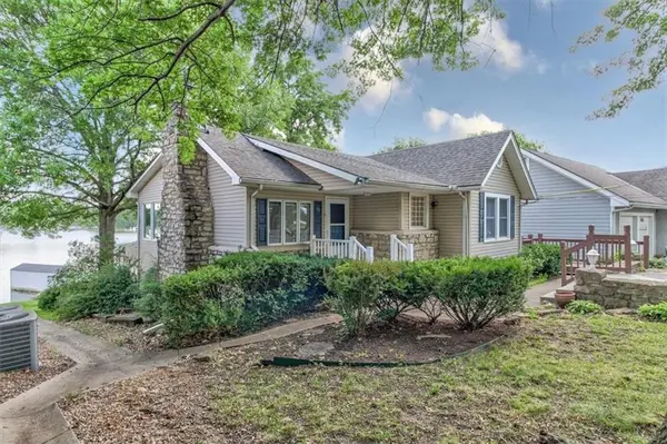 63 Anchor DR, Lake Tapawingo, MO 64015
