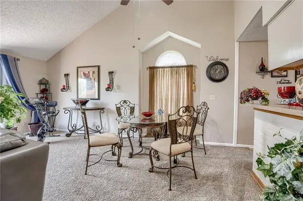 7001 N Askew AVE, Gladstone, MO 64119