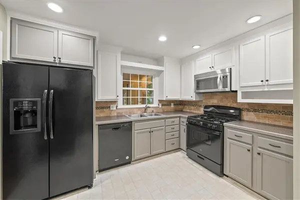 9009 Grandview DR Overland Park, KS 66212