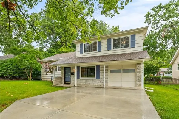 9009 Grandview DR, Overland Park, KS 66212