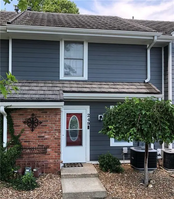 249 NE Bayview DR, Lee's Summit, MO 64064