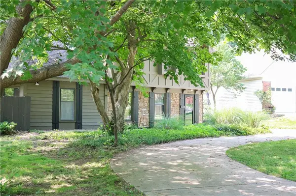 1916 Lake TER, Independence, MO 64055