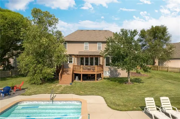 300 NE Parks Edge PL, Lee's Summit, MO 64064