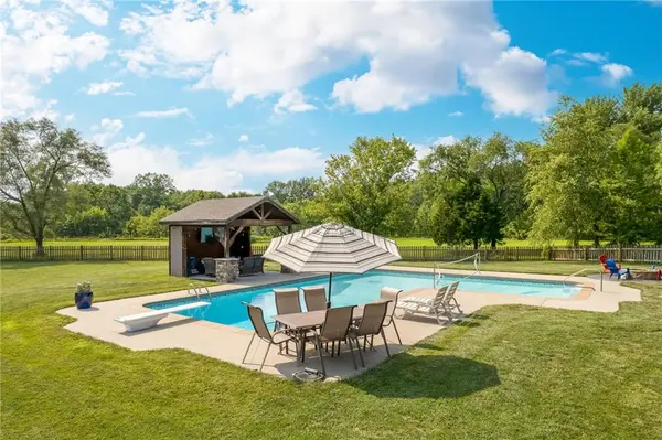 300 NE Parks Edge PL, Lee's Summit, MO 64064