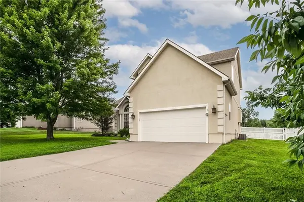 2000 NE Sparta DR, Blue Springs, MO 64029