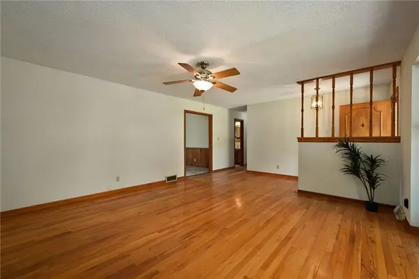 6600 NW Valley View DR, Parkville, MO 64152