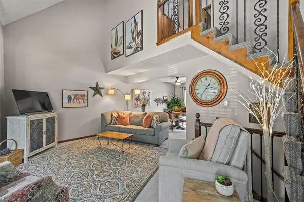 110 SW Robin RD, Lee's Summit, MO 64063