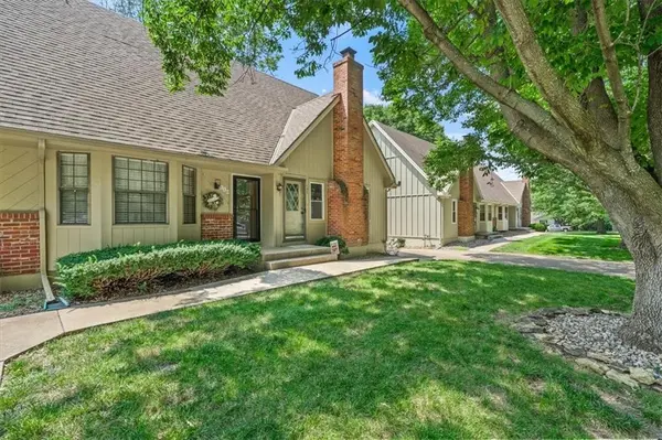 110 SW Robin RD, Lee's Summit, MO 64063