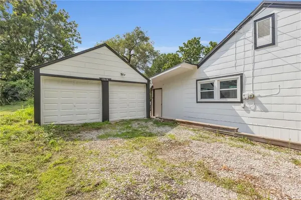 7514 NW Hampton RD, Parkville, MO 64152