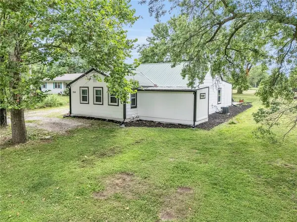 7514 NW Hampton RD, Parkville, MO 64152