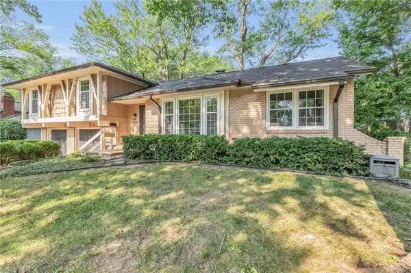 9608 Glenwood ST, Overland Park, KS 66212