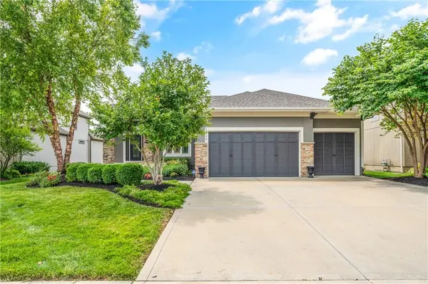 10715 W 158th TER, Overland Park, KS 66221
