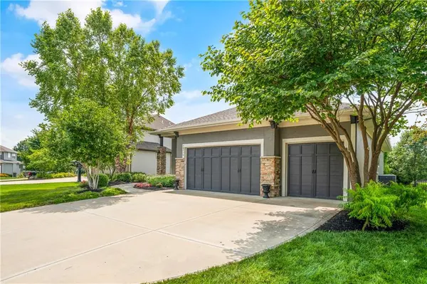 10715 W 158th TER, Overland Park, KS 66221