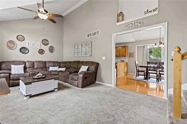 10614 N MARSH AVE, Kansas City, MO 64157