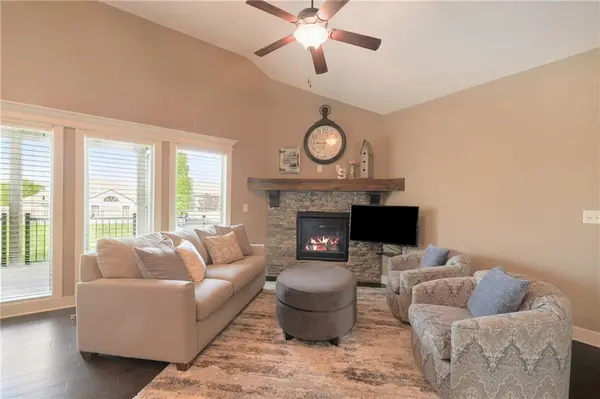 2823 NE Sonora Valley DR, Blue Springs, MO 64014