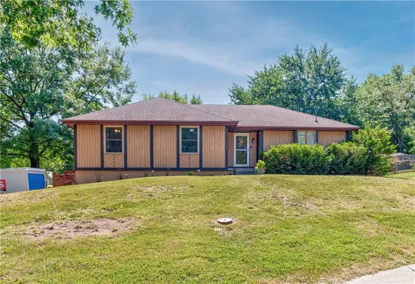 122 SW Hawaii CT, Blue Springs, MO 64015