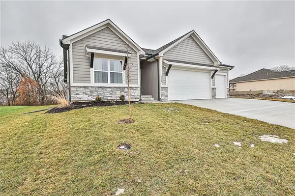 1005 NW Crestwood DR, Grain Valley, MO 64029