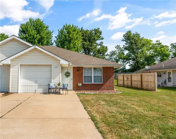 808 NW Willow DR, Grain Valley, MO 64029