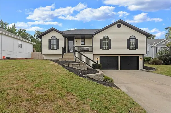 905 Brent CT, Greenwood, MO 64034