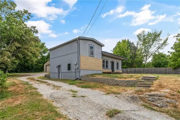 107 SW 28th ST, Oak Grove, MO 64075