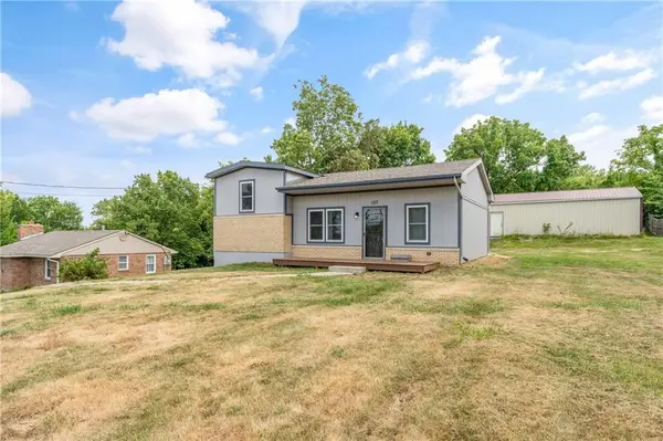 107 SW 28th ST, Oak Grove, MO 64075