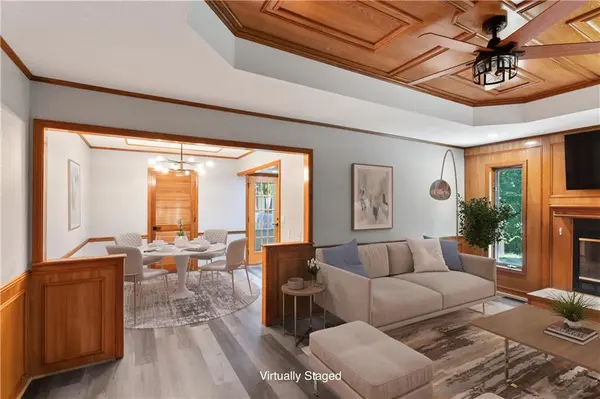 525 NE STATION DR, Lee's Summit, MO 64086