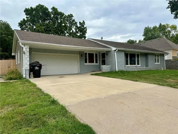 2011 S Lees Summit RD, Independence, MO 64050