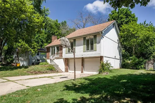 513 SE Sherri LN, Blue Springs, MO 64014