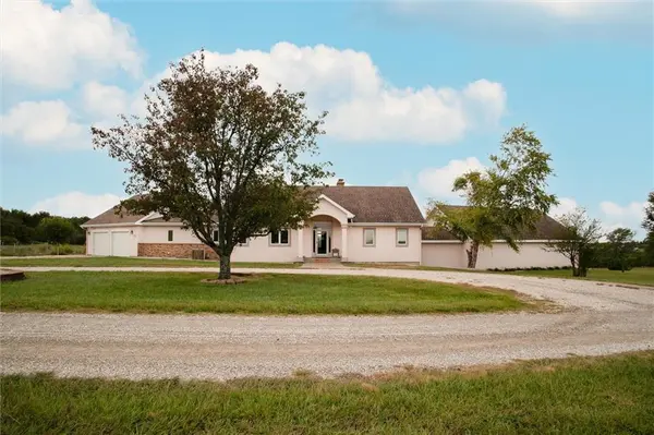 2440 Meadow Lake DR, Ottawa, KS 66067
