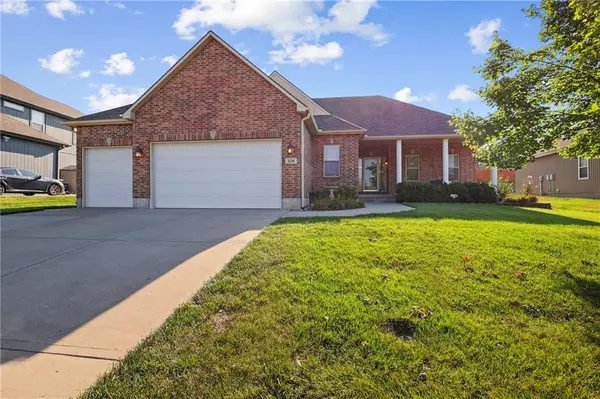 2126 NE Sparta DR, Blue Springs, MO 64029